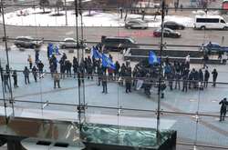 «Прочь московский бизнес»: возле киевского ТРЦ Ocean Plaza радикалы жгут файеры