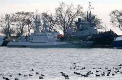  Захоплені Росією українські артилерійські катери «Бердянськ» і «Нікополь» та рейдовий буксир 