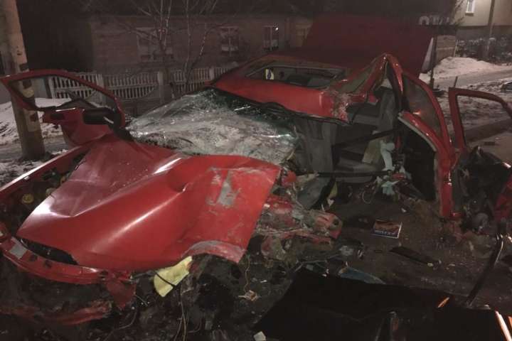 Смертельна ДТП під Києвом: Ford врізався в електроопору (фото)