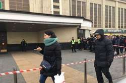 На центральному залізничному вокзалі у Києві шукають бомбу: всіх евакуйовано 