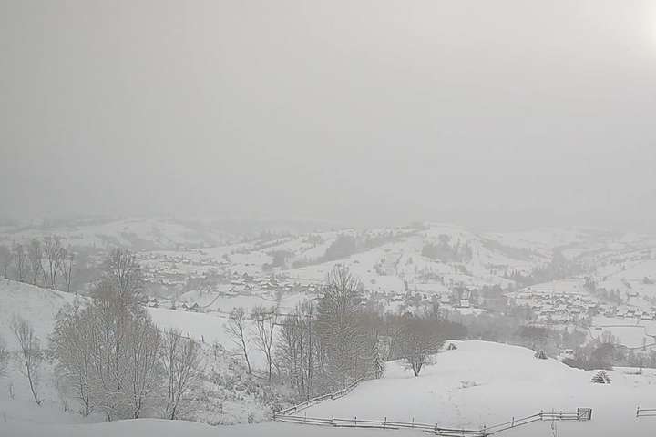 В Карпати прийшли снігопади, місцями намело до метра снігу (відео)