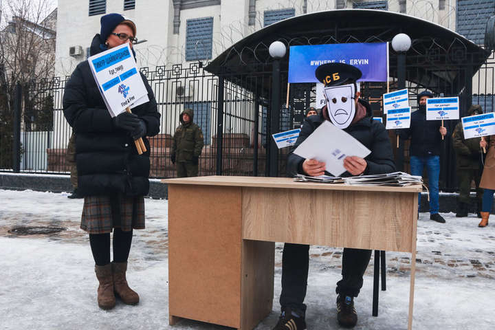 Під посольством РФ у Києві вимагали розслідувати зникнення людей у Криму