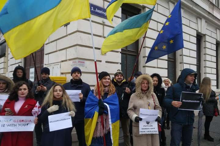 У Відні пікетували посольство Росії через агресію на Азові