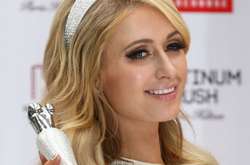 Пэрис Хилтон оголила ягодицы на презентации духов