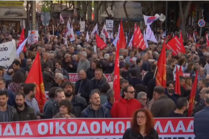 Массовая забастовка в Афинах нарушила работу транспорта