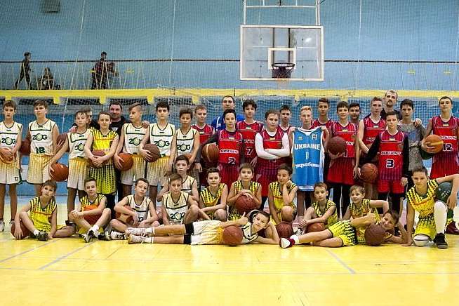 Баскетболісти збірної України провели майстер-клас для школярів (відео)