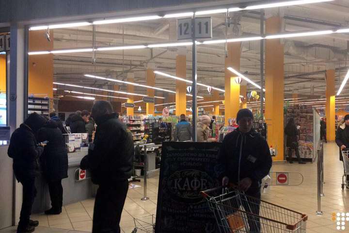 У Києві в усіх супермаркетах «Сільпо» шукають вибухівку 
