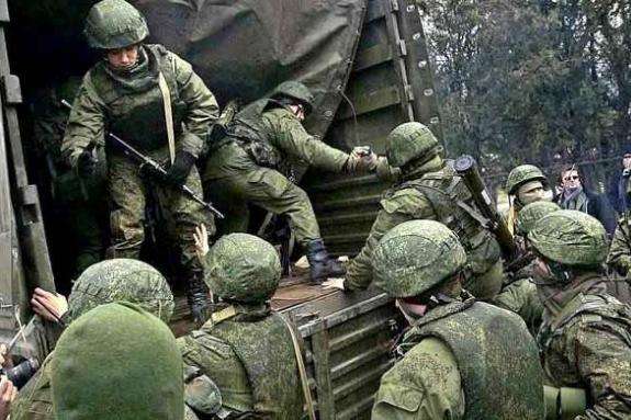 Росія бряцає зброєю, стягнувши до кордонів з Україною понад 80 тисяч військових - МВС