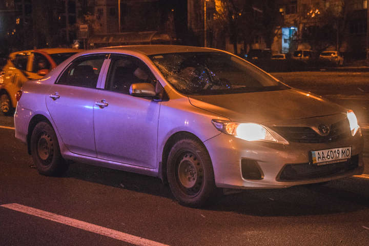 У Києві Toyota збила чоловіка поряд із підземним переходом 