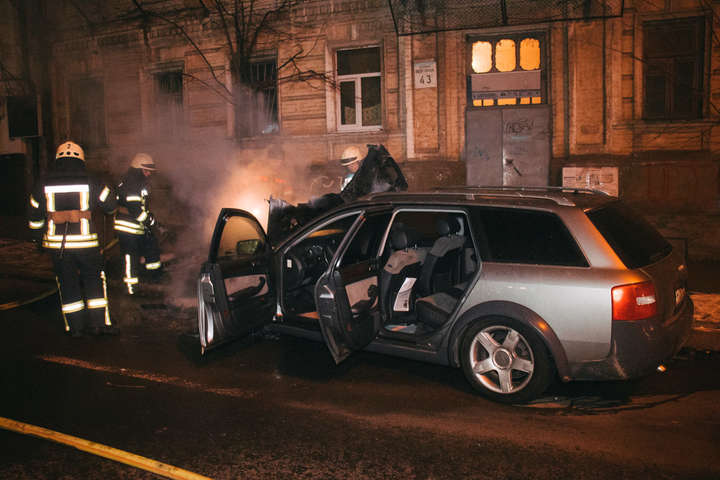 У центрі Києва горіла Audi на «євробляхах»