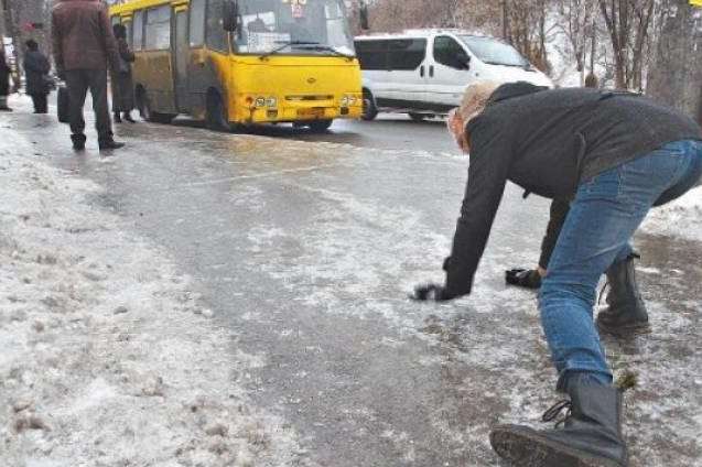 Пішоходам радять оминати люки, а водіям – знизити швидкість: у Києві ожеледиця