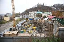 Київрада планує зупинити будівництво восьмиповерхового готелю на Андріївському узвозі