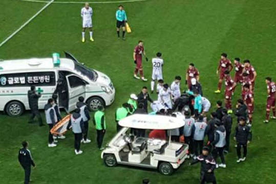 Моторошна травма з чемпіонату Кореї: футболіст невдало впав і зламав шию (відео)