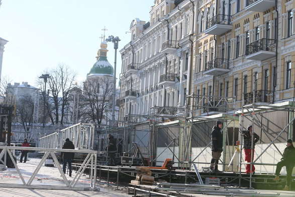На Софійській площі уже монтують новорічне містечко (фото)