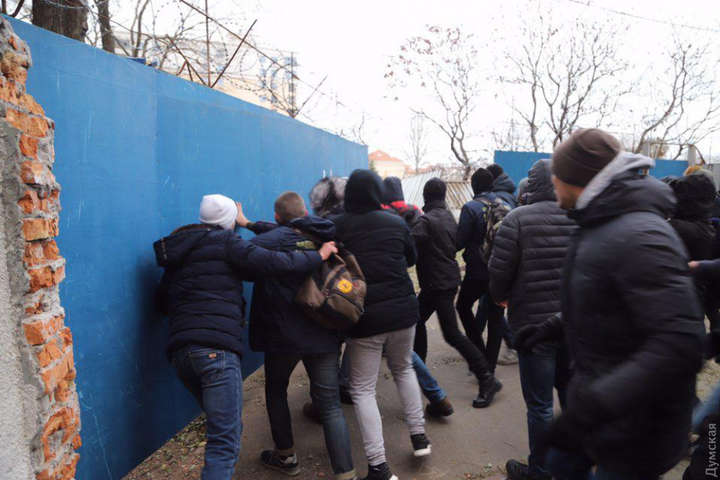 Масова бійка в Одесі: охоронці будмайданчика напали на активістів (фото,відео)