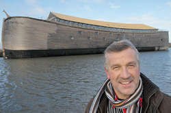 Голландец построил Ноев ковчег и собирается плыть на нем в Израиль