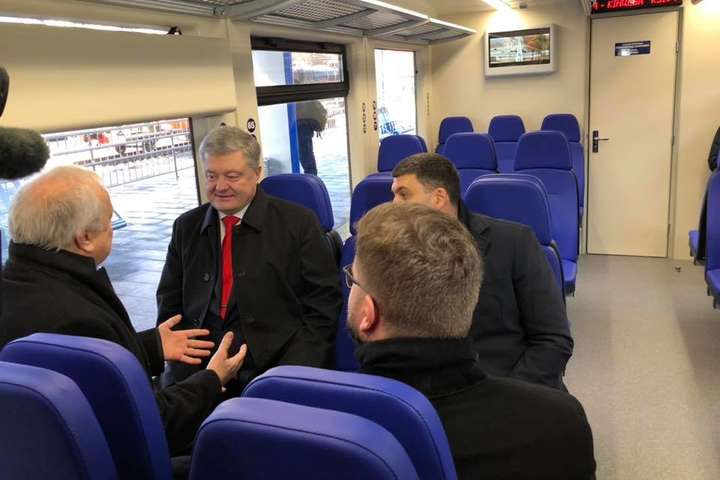 Порошенко та Гройсман проїхалися першим рейсом експреса Київ - «Бориспіль»