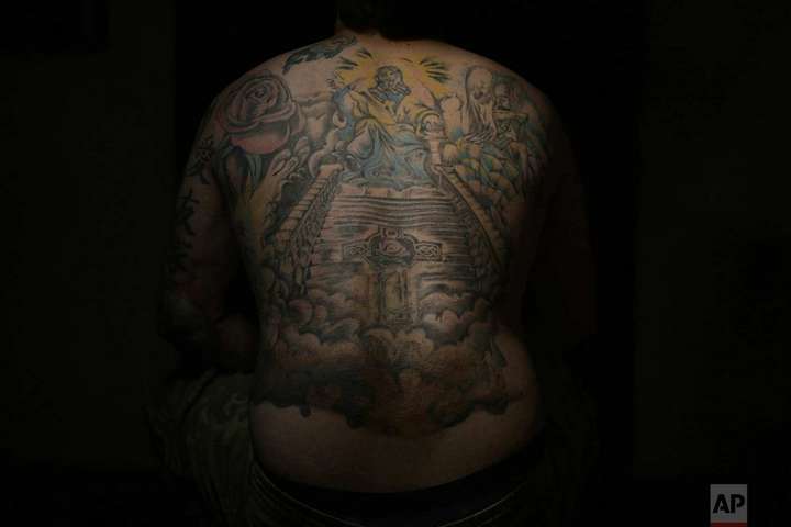 Іракці роблять татуювання, щоб приховати шрами війни. Фотогалерея