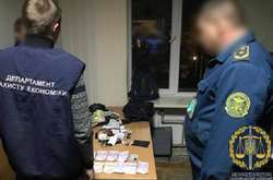 У Харкові головного інспектора митниці аеропорту затримали на хабарі