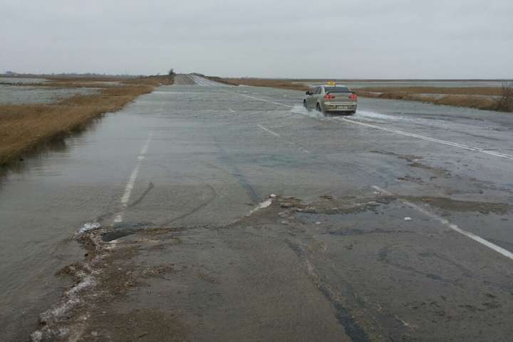 Розлилося Азовське море, залита дорога Генічеськ – Стрілкове (фото)
