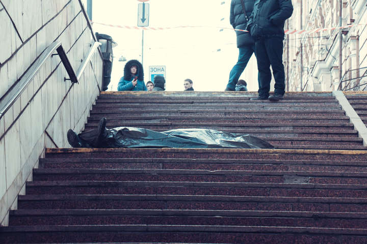 На станції метро «Театральна» в Києві помер чоловік (фото)