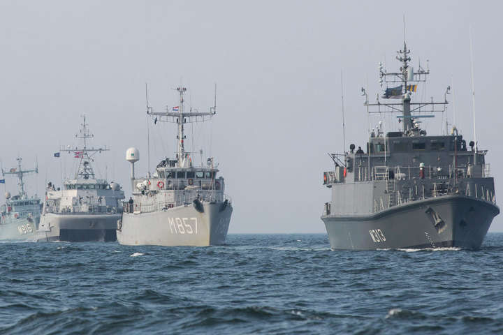 Росія пригрозила таранити кораблі НАТО на Азові