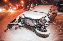 У Києві водій Citroen вилетів на зустрічну смугу: двоє людей травмовані