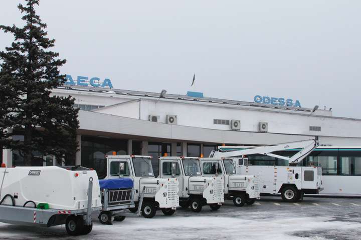 Сильний снігопад заблокував роботу міжнародного аеропорту «Одеса»