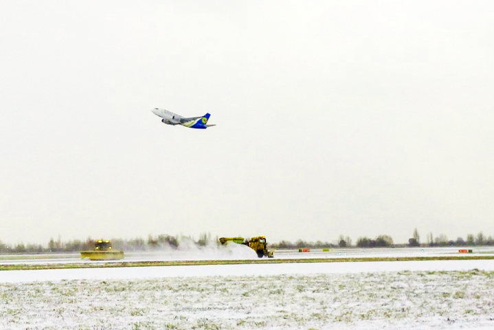 Аеропорт «Бориспіль» повідомив про затримку рейсів через снігопади у Києві