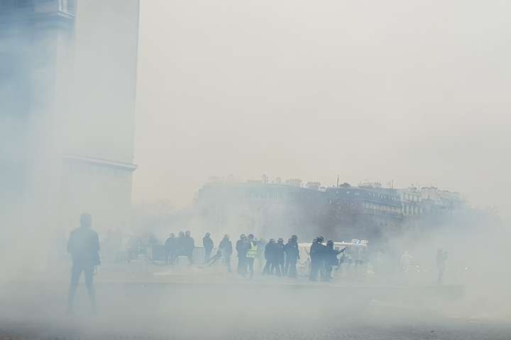 Париж у диму. «Бензинові» протести у Франції супроводжуються сутичками із поліцією