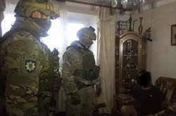 Столична поліція затримала чоловіка, який забарикадувався у квартирі і насильно утримував матір