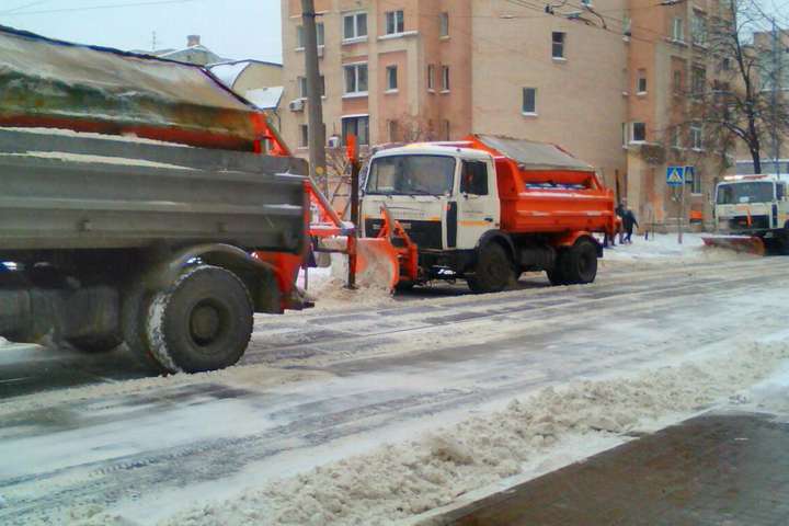 Дорожники доповіли про боротьбу зі сніжною стихією у Києві