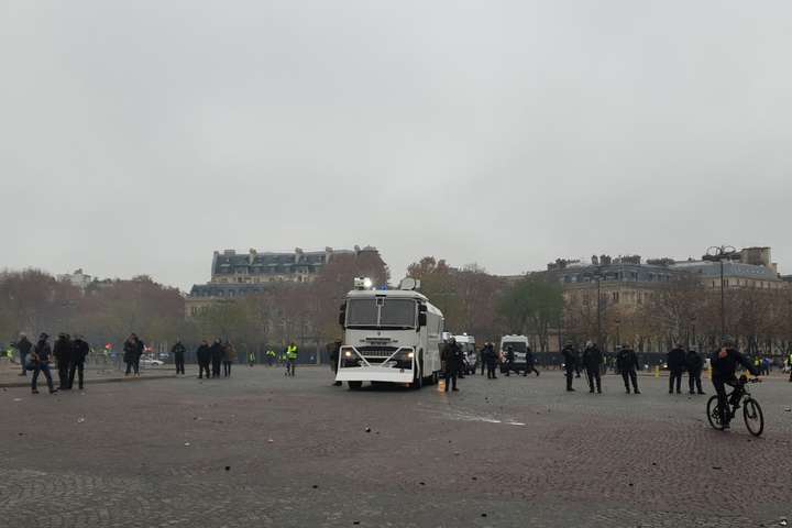 «Бензинові» протести у Парижі: Затримано понад 100 демонстрантів