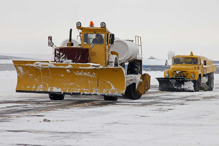 Снігопад в Одесі: Аеродромні служби чистили аеропорт шість годин