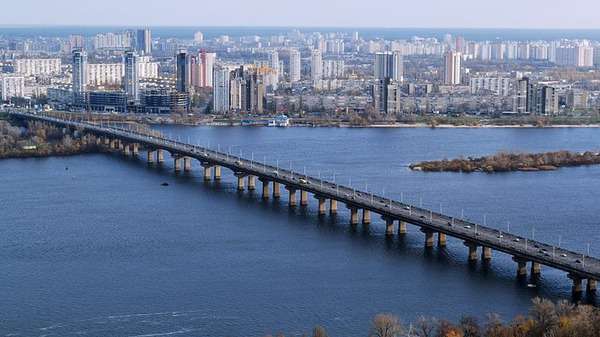 Міст Патона у Києві закрили в обох напрямках
