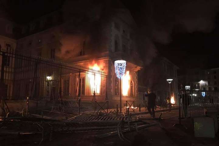 У Франції протестуючі підпалили префектуру департаменту Верхня Луара