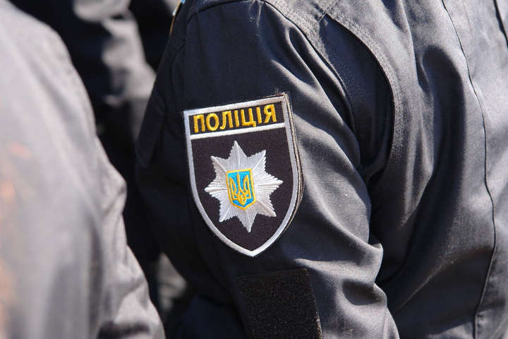 Молодик посварився на зупинці у Києві із чоловіком і пограбував його