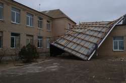 На Запоріжжі з будівлі школи вітром зірвало новий дах