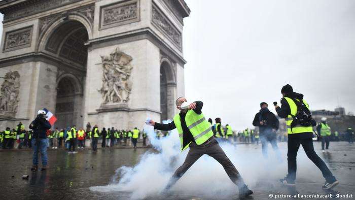 «Желтые жилеты» повредили Триумфальную арку в Париже на миллион евро