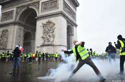 «Желтые жилеты» повредили Триумфальную арку в Париже на миллион евро
