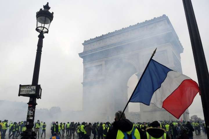 Уряд Франції проводить переговори з партіями через масові протести 