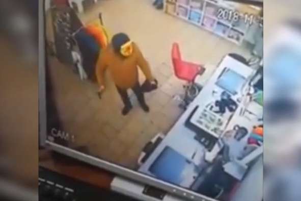 У Кривому Розі в магазин заскочив грабіжник у масці тигра (відео)