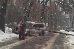 У Бучі Toyota знесла стовп: дорога заблокована 