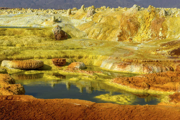 Фантастика, яка заворожує. Неймовірні фото кислотних озер в африканській пустелі