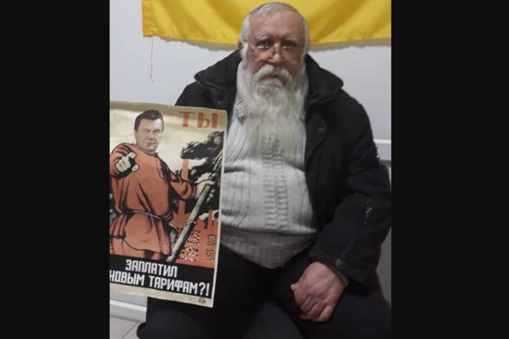 В Мариуполе пенсионер расклеил плакаты с Януковичем