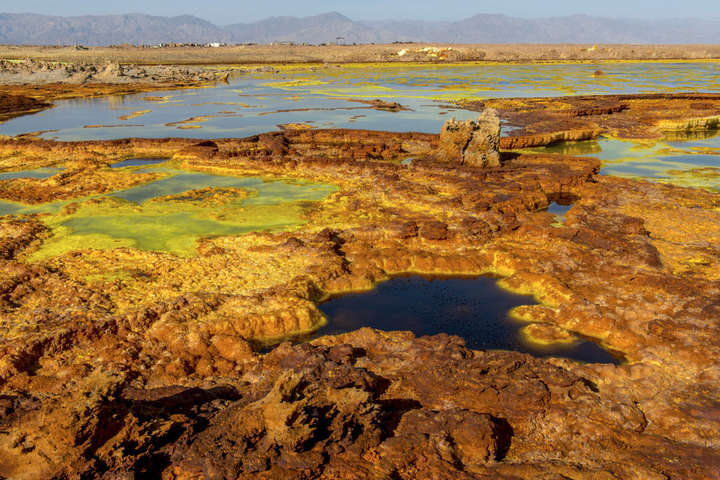 Завораживающая фантастика. Невероятные фото кислотных озер в африканской пустыне