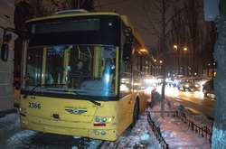 Тролейбус у центрі Києва виїхав на тротуар