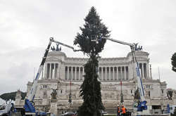В Риме установили рождественскую, но не очень праздничную елку