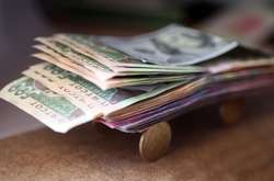 Близько 40% українців живуть від зарплати до зарплати 