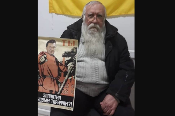 У Маріуполі пенсіонер розклеював плакати з Януковичем